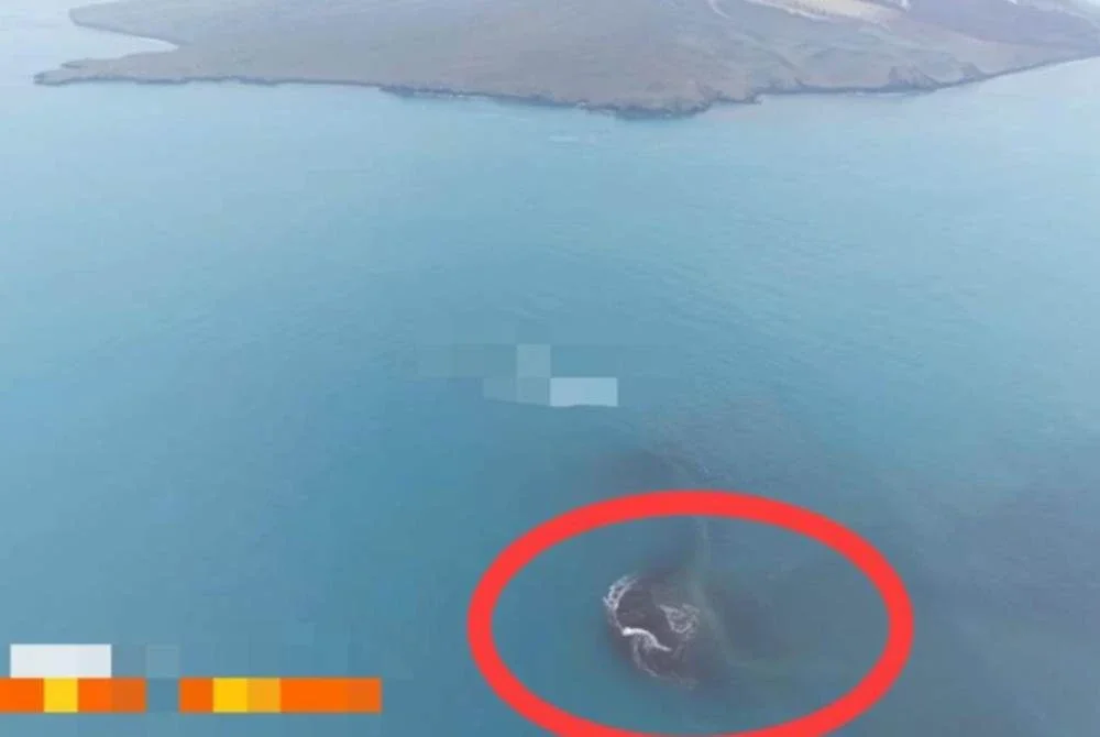 Dua bentuk daratan kecil menyerupai pulau dikesan di barat laut dan tenggara gunung berapi Anak Krakatau di Selat Sunda antara Jawa dan Sumatera, susulan letusan berterusan awal bulan ini. Foto: DetikNews
