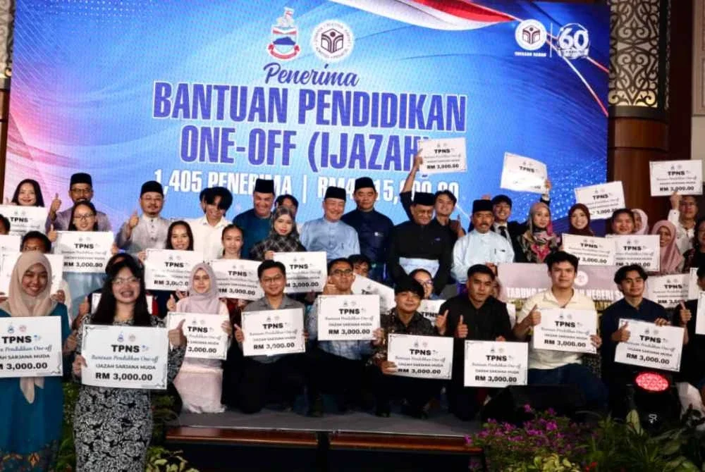Hajiji bersama penerima bantuan TPNS di Menara Kinabalu pada Jumaat.