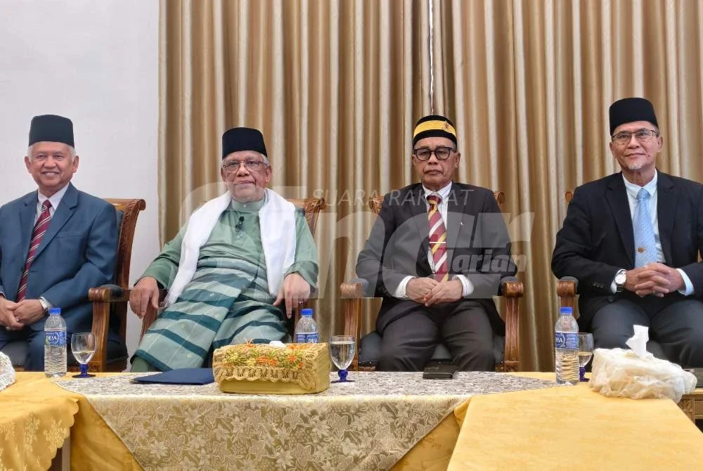 Dari kiri: Muhammed, Mubarak, Maarof dan Abdul Rahim ketika sidang akhbar di Balai Undang Luak Sungei Ujong pada Jumaat.