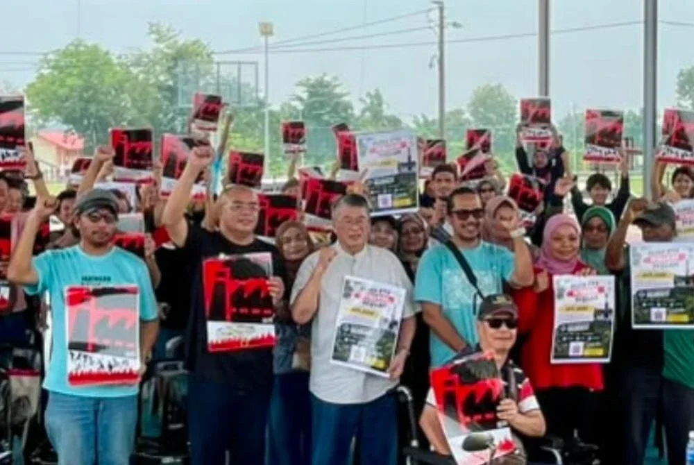 William (tengah) bersama penduduk Batu Arang dan kawasan sekitar menunjukkan poster bantahan terhadap pembinaan insinerator serta kempen kutipan dana awam.