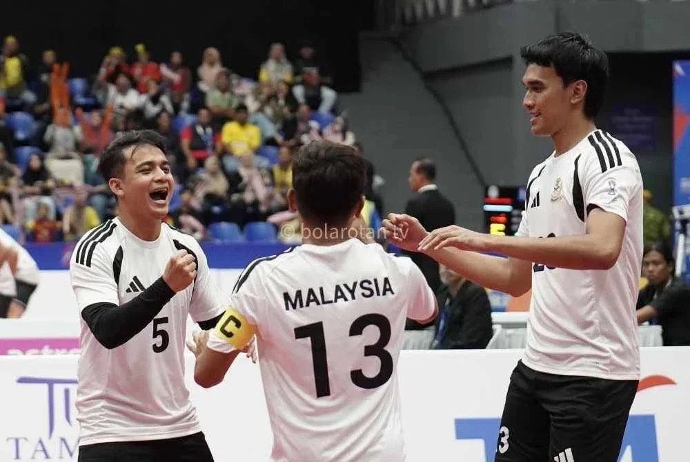 Regu pertama negara memberikan mata pertama dalam aksi final acara regu berpasukan menentang Thailand pada Sukan Asia Aichi-Nagoya 2026. - Foto: FB Bolarotan TV.
