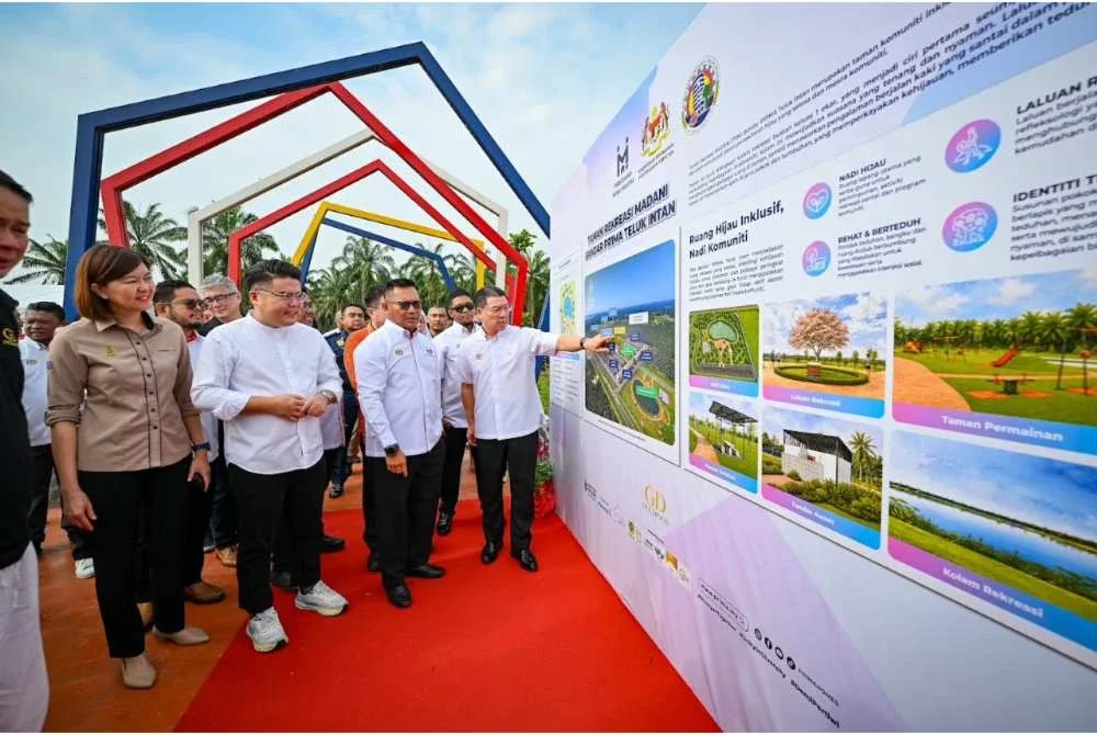 Kor Ming (kanan) menyempurnakan Majlis Perasmian Taman Rekreasi Bandar PR1MA Teluk Intan di sini pada Jumaat.