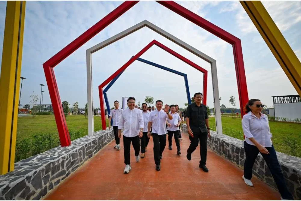 Kor Ming (depan, dua dari kiri) ketika menyempurnakan Majlis Perasmian Taman Rekreasi Bandar PR1MA Teluk Intan di sini pada Jumaat.