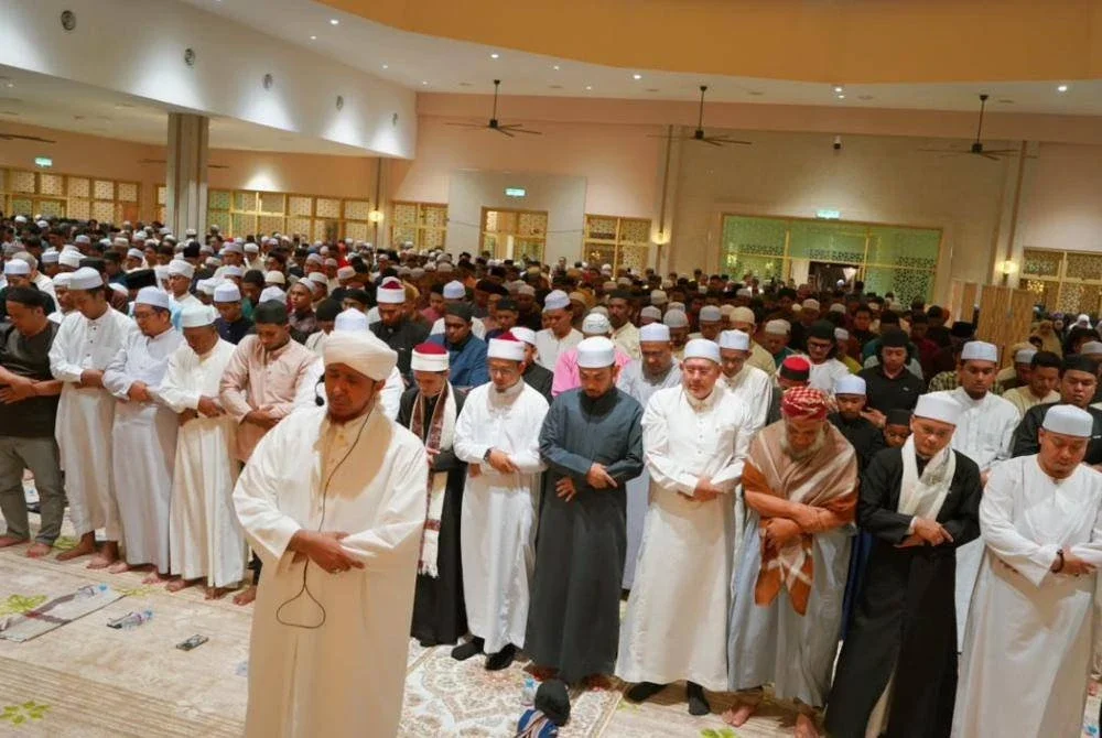 HABIB Ali turut mengimamkan solat Isyak pada program tersebut.