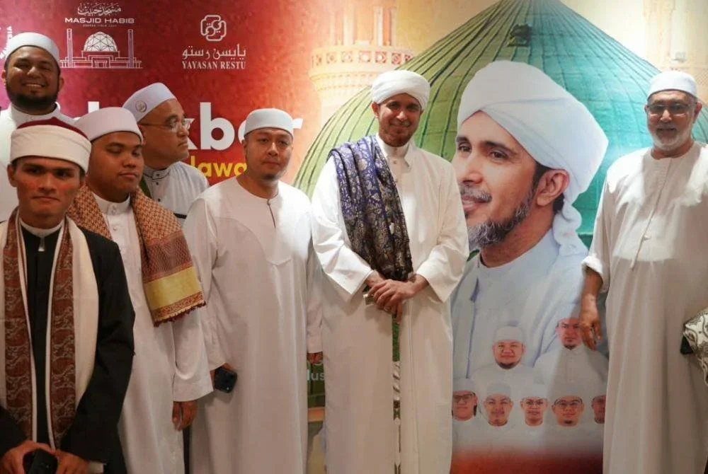 HABIB Ali (dua dari kanan) bergambar bersama jemaah.