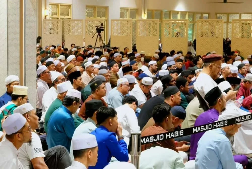 PENDUDUK dari negeri Pulau Pinang dan sekitarnya hadir memeriahkan Maulid Akbar.