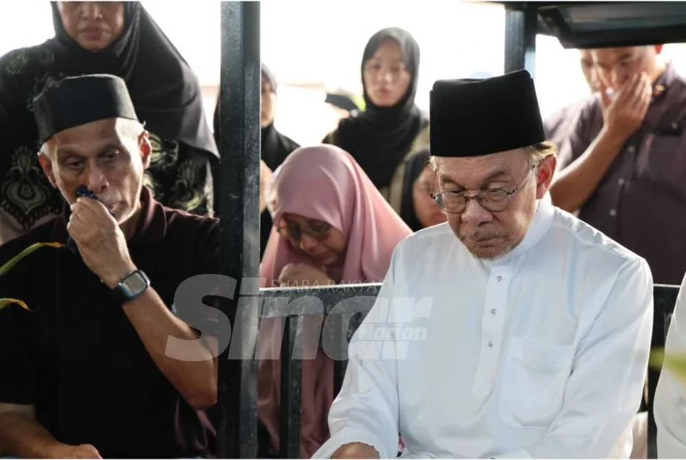 Suasana pilu menyelubungi tanah perkuburan berkenaan apabila ahli keluarga