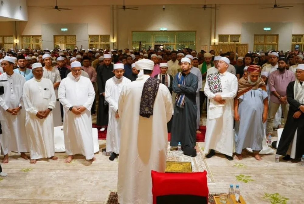 HABIB Ali turut memimpin selawat sempena Maulid Akbar.