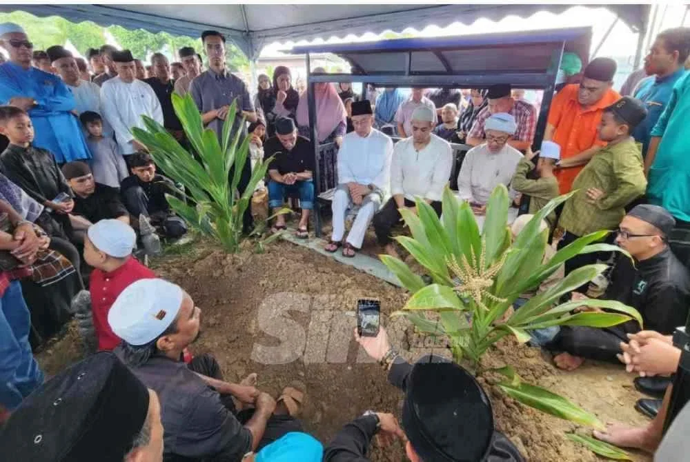 Suasana pilu menyelubungi tanah perkuburan berkenaan apabila ahli keluarga dan penduduk kampung memberi penghormatan terakhir kepada Allahyarham.