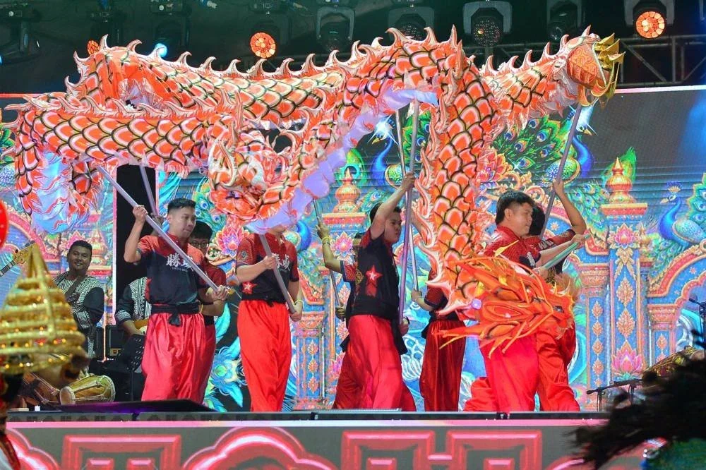 Persembahan tarian naga memukau pengunjung yang hadir.
