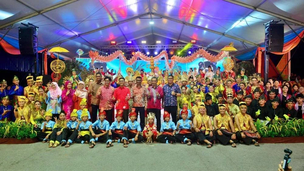 Tetamu kehormat bergambar bersama penari pada malam kemuncak festival.