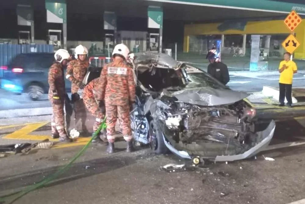 Anggota bomba menjalankan operasi mengeluarkan mangsa dalam kemalangan membabitkan sebuah kereta dan lori di Jalan Johor Bahru-Air Hitam, Kulai.