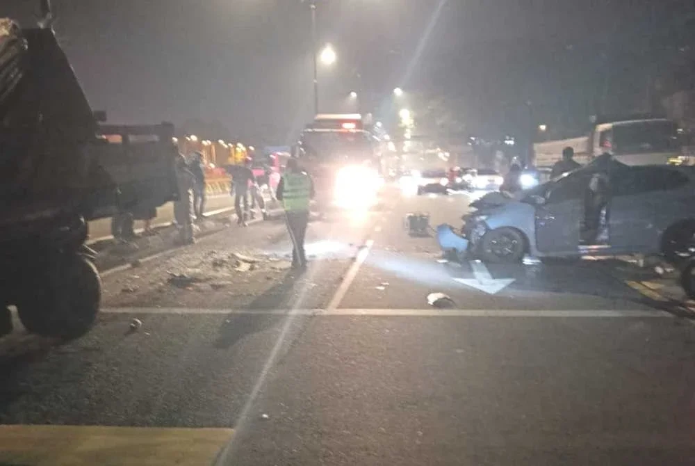 Keadaan di lokasi kejadian di Kilometer 32, Jalan Johor Bahru-Air Hitam, Kulai, pagi Jumaat.