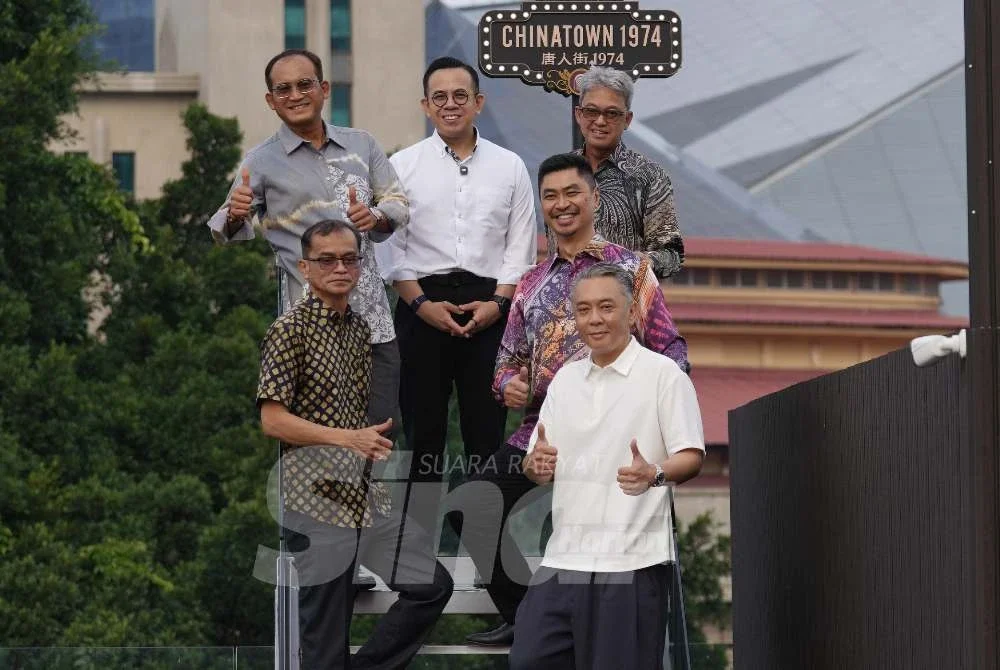 Steven (tengah) bergambar bersama Khairul Dzaimee (belakang, kiri), Ahmad Fuaad (belakang, kanan) serta Saiful Nizam (dua dari kanan) pada sesi lawatan rasmi ke Chinatown 1974, Jalan Petaling pada Khamis. Foto: Rosli Talib
