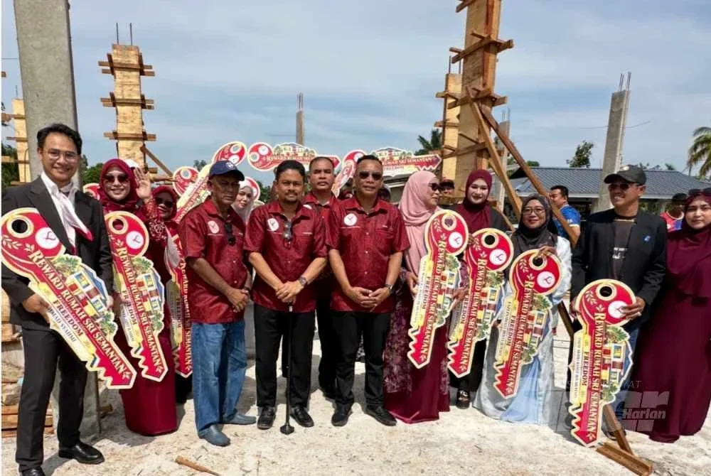Para penerima bergambar di tapak rumah banglo yang diterima oleh mereka. FOTO: SINAR HARIAN / ADILA SHARINNI WAHID