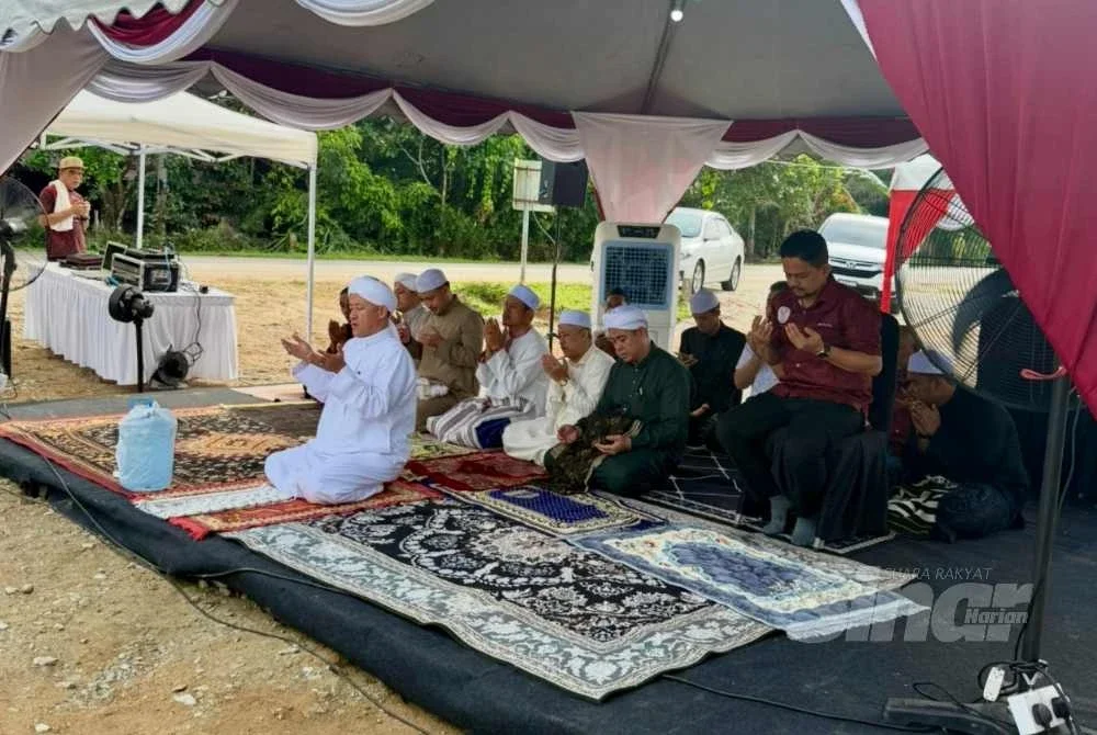 Solat hajat yang dilakukan pada majlis perasmian pecah tanah dan penyerahan kunci rumah.