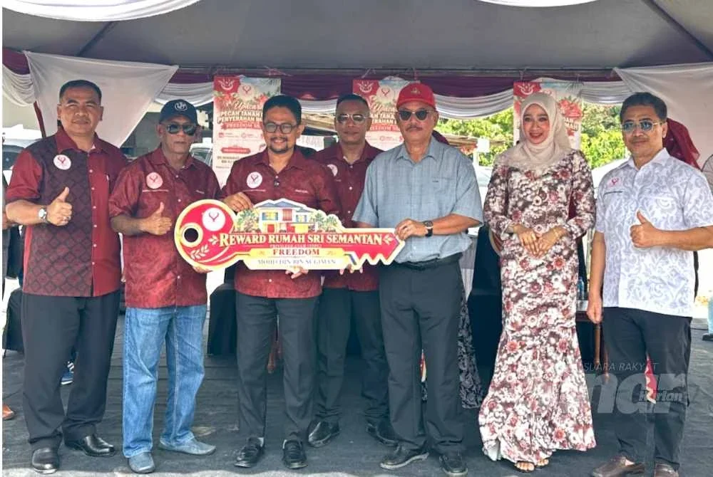 Mohamad Hafizal (tiga dari kiri) menyampaikan replika kunci kepada Mohd Din (tiga dari kanan).