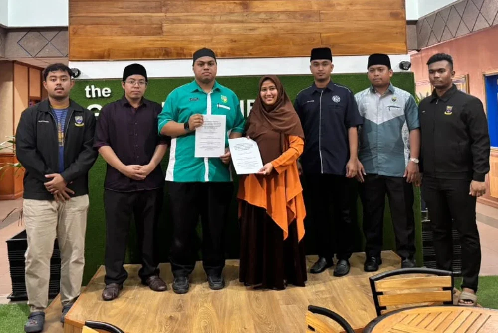 PMIUM serah memorandum cegah unsur hedonisme dalam minggu orientasi UM PMIUM serah memorandum cegah unsur hedonisme dalam minggu orientasi UM