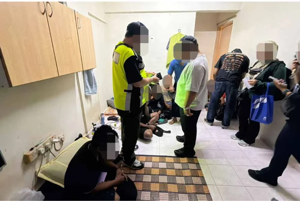Pegawai JIM menjalankan pemeriksaan ke atas individu yang ditahan dalam operasi berkenaan.