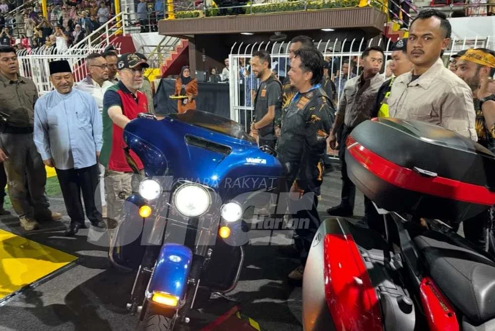 Tengku Muhammad Fakhry (tiga dari kiri) berkenan melaksanakan gimik memulas pendikit motorsikal Harley Davidson. Foto SINAR HARIAN / ADILA SHARINNI WAHID