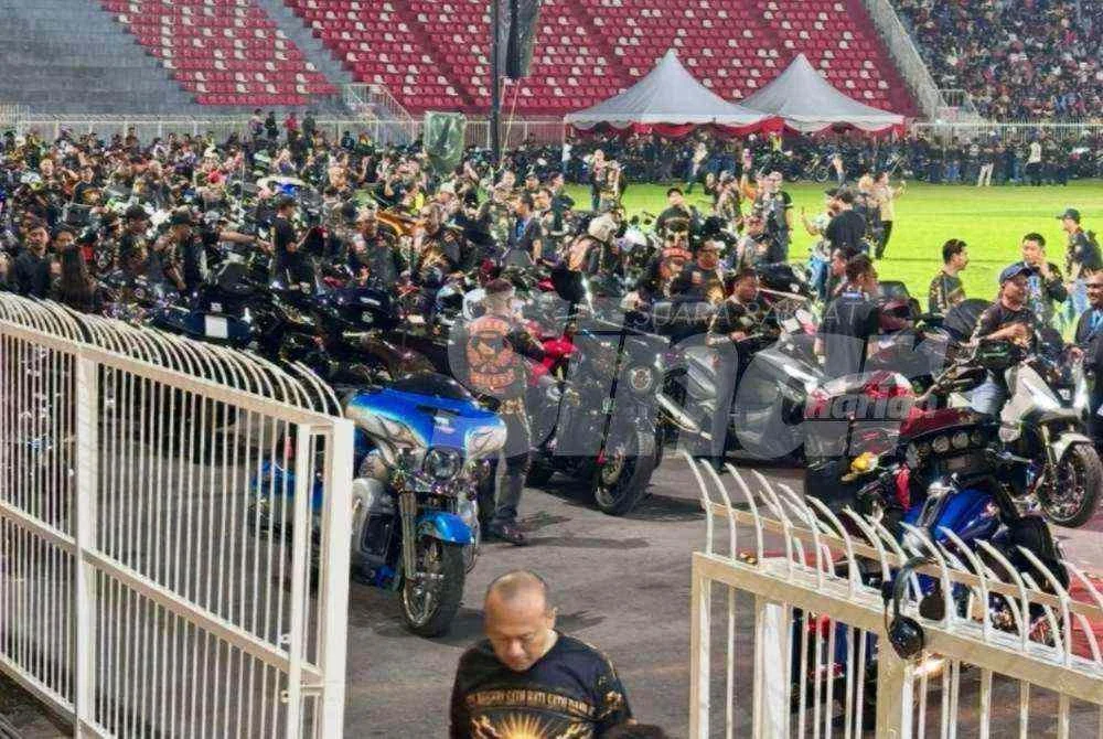 Konvoi motosikal yang memenuhi stadium pada Malam Semarak Daulat. Foto SINAR HARIAN / ADILA SHARINNI WAHID