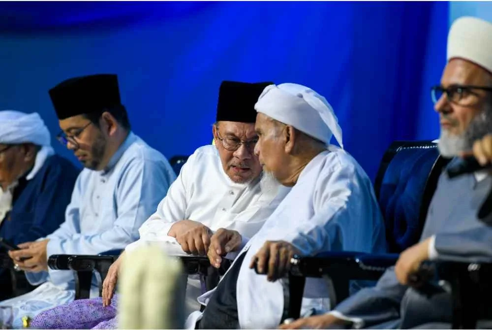 Anwar berbincang sesuatu bersama Pengasas Pondok Mujamma' Ibn Sunni Al-Talaqqi (Mushtaq) Tuan Guru Haji Abdul Rahim Abdul Rahman pada Majlis Maulid Akhbar Pendang. Foto Bernama