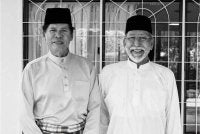 Ramli (kiri) berkongsi gambar bersama Allahyarham Idrus di Facebook.