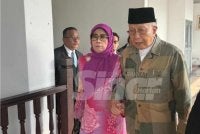 Rais ditemani isterinya, Puan Sri Masnah Muhamat ketika hadir di Mahkamah Sesyen Ayer Keroh pada Jumaat.