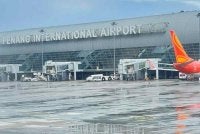 Polis sedang mengesan seorang lelaki warga asing yang disyaki terlibat dalam kehilangan wang tunai berjumlah RM60,000 milik seorang lelaki tempatan ketika menaiki penerbangan dari Kuala Lumpur ke Pulau Pinang pada Khamis.