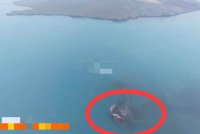 Dua bentuk daratan kecil menyerupai pulau dikesan di barat laut dan tenggara gunung berapi Anak Krakatau di Selat Sunda antara Jawa dan Sumatera, susulan letusan berterusan awal bulan ini. Foto: DetikNews