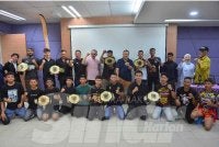 Rosli Yaacob (tujuh dari kiri) bersama petinju yang menyertai Kejohanan Kuda Merah International Muaythai Challenge 2026 ‘Super Championship’. Foto: SINAR HARIAN/ ASRIL ASWANDI SHUKOR