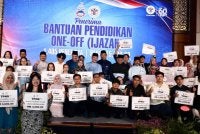 Hajiji bersama penerima bantuan TPNS di Menara Kinabalu pada Jumaat. 