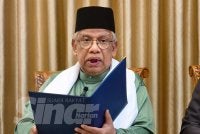Mubarak membacakan kenyataan akhbar oleh Undang Yang Empat termasuk Undang dipertikai pada Jumaat.