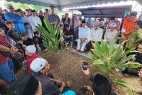 Anwar kelihatan sugul ketika pengebumian jenazah abangnya di Tanah Perkuburan Islam Masjid Cherok Tokun Bawah, Bukit Mertajam pada Jumaat.