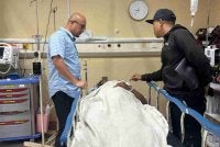 Exco Komunikasi dan Multimedia, Belia, Sukan dan Badan-Badan Bukan Kerajaan Negeri Pahang, Datuk Fadzli Mohamad Kamal melawat mangsa yang kini dirawat di Hospital Raub.Foto Facebook Fadzli Kamal 