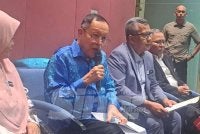 Abd Halim (tengah) pada sidang akhbar pada Jumaat. 
