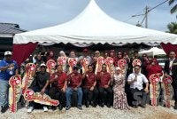 Kesemua 15 Freedom SSPC yang menerima replika kunci rumah banglo masing-masing. FOTO: SINAR HARIAN / ADILA SHARINNI WAHID
