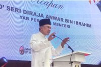 Anwar ketika berucap merasmikan Majlis Perasmian Skim Usahawan Bangkit Negeri Kedah di Dewan Kompleks Persekutuan Muadzam Shah, Pusat Pentadbiran Kerajaan Persekutuan di Alor Setar pada Jumaat. 