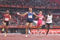 Puripol (dua dari kiri) mengungguli acara 100m Sukan Asia di Nagoya City Mizuho Park Athletic Stadium pada Jumaat. Foto AFP