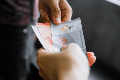Pada sesi pembukaan, mata wang tempatan diniagakan tinggi berbanding sekumpulan mata wang utama. Foto hiasan