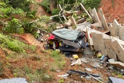 Keadaan lori yang terjatuh ke kawasan tanah runtuh di Jalan Aring 8 – Kenyir – Kuala Jeneris, Hulu Terengganu pada Khamis. 