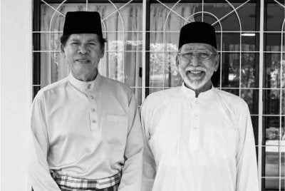 Ramli (kiri) berkongsi gambar bersama Allahyarham Idrus di Facebook.