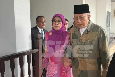 Rais ditemani isterinya, Puan Sri Masnah Muhamat ketika hadir di Mahkamah Sesyen Ayer Keroh pada Jumaat.