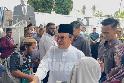 Anwar tiba di kediaman keluarganya di Bukit Mertajam pada Jumaat