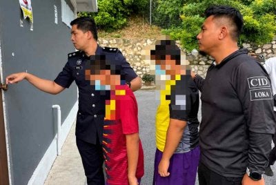 Dua pelajar lelaki dari sebuah maahad tahfiz masing-masing berusia 13 dan 14 tahun dihadapkan ke Mahkamah Majistret Parit pada Jumaat atas pertuduhan menyebabkan kecederaan menggunakan seterika terhadap seorang pelajar, minggu lalu.