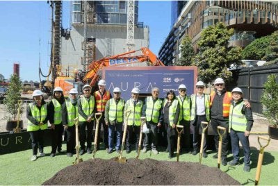 Leong Huat (enam dari kanan) bersama Timbalan Datuk Bandar Melbourne, Roshena Campbell (lima dari kanan) serta wakil OSK Property, KWSP dan Multiplex pada majlis pecah tanah AURA di Melbourne Square, Southbank baru-baru ini.