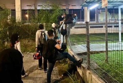 Beberapa penumpang terpaksa memanjat stesen Anak Bukit di Alor Setar kerana belum dibuka pada jam 5.30 pagi pada Jumaat.