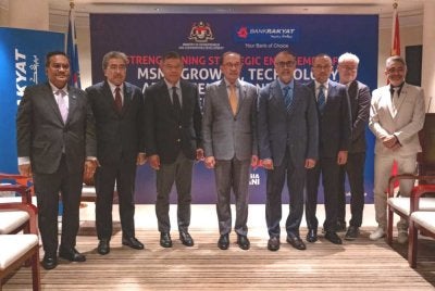 Perdana Menteri, Datuk Seri Anwar Ibrahim (tengah) menyantuni sesi libat urus strategik Bank Rakyat bersama Alibaba Cloud dan Lenovo di Shanghai, China bagi memperkukuh kerjasama Malaysia-China dalam bidang teknologi digital, AI dan fintech.