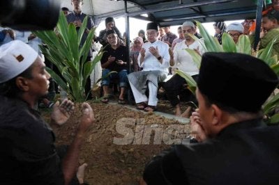 Talkin untuk Allahyarham Idrus dibacakan oleh Imam 1 Masjid Jamek Cherok Tokun Bawah, Tengku Zahari Tengku Baharom selepas selesai proses pengebumian