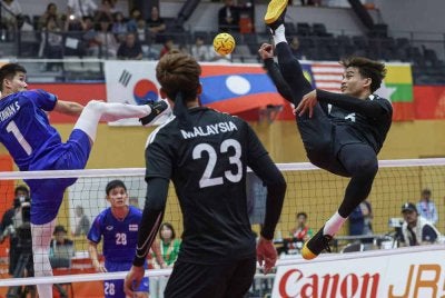 Aksi Azlan (kanan) ketika membantu Malaysia menewaskan Thailand 2-0 dalam aksi final acara regu berpasukan di Sukan Asia 2026 pada Jumaat. - Foto: Bernama.